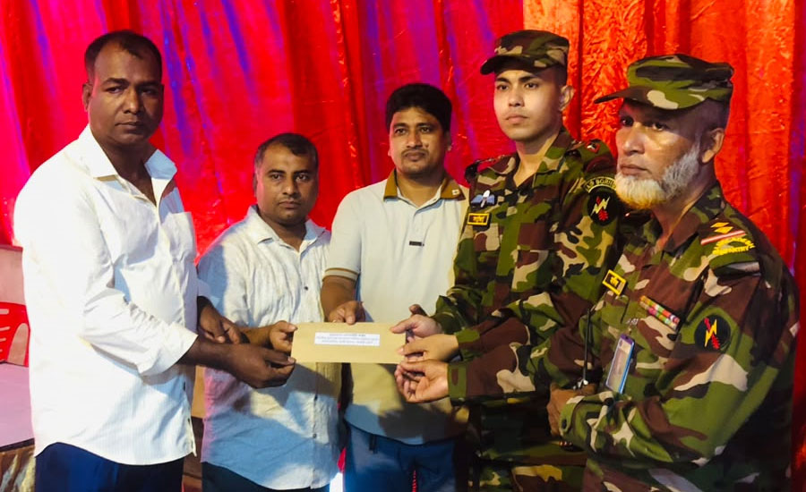 রাজস্থলীর বাঙ্গালহালিয়ার দুর্গাপূজায় সেনাক্যাম্পের আর্থিক সহায়তা প্রদান