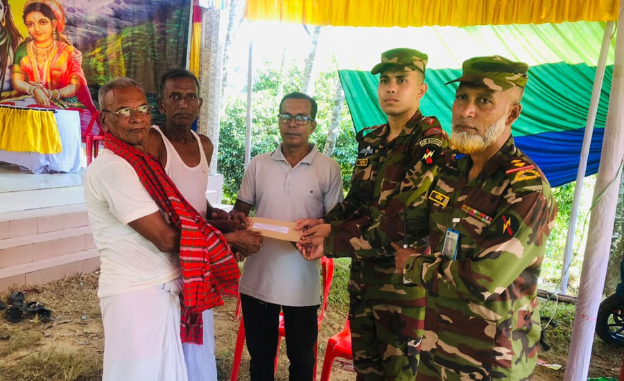 রাজস্থলীর বাঙ্গালহালিয়ার দুর্গাপূজায় সেনাক্যাম্পের আর্থিক সহায়তা প্রদান
