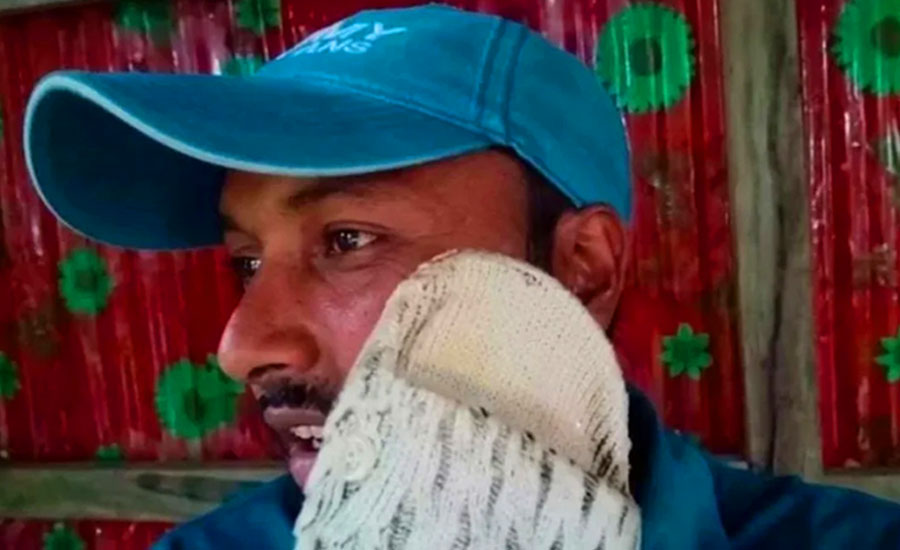 ছাত্রদলে পদ না পেয়ে নিজের গালে নিজের জুতাপেটা