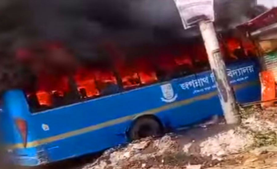 রাজধানীর মাতুয়াইলের গ্যারেজে জবির বাসে আগুন