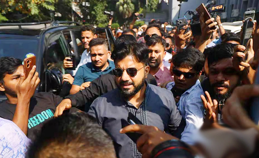 নেতাকর্মীদের সঙ্গে নিয়ে সংবাদ সম্মেলনে ইশরাক