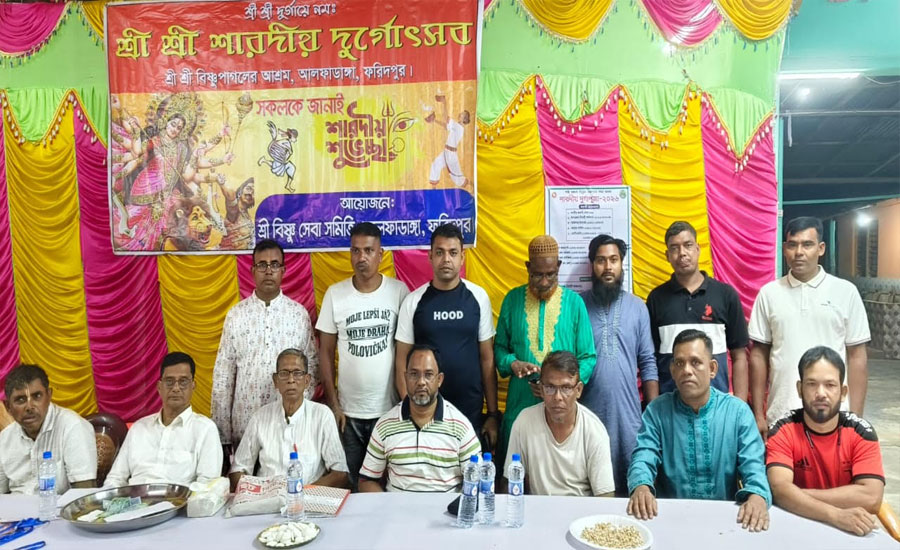 আলফাডাঙ্গা পৌর মেয়র প্রার্থী খোসবুর রহমান খোকনের পূজা মণ্ডপ পরিদর্শন ও নগদ সহায়তা প্রদান