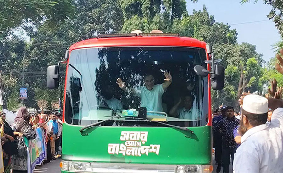 সৈয়দপুরে রাস্তায় দাঁড়িয়ে বিএনপি নেতাকর্মীদের ফুলেল শুভেচ্ছা