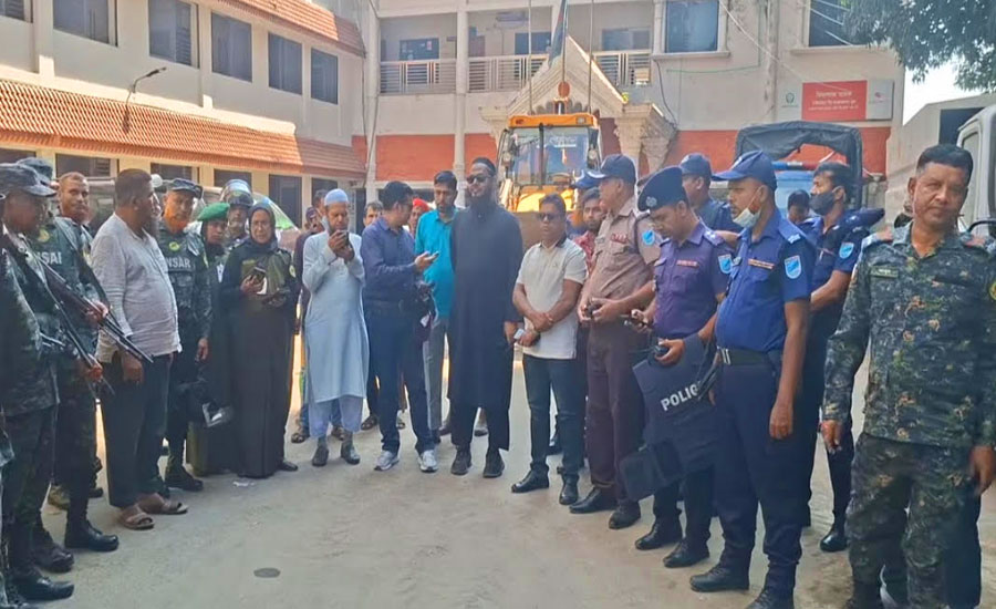 নরসিংদী শহরে অবৈধ দোকানপাট উচ্ছেদ অভিযান পরিচালনা করেছে নরসিংদী পৌরসভার প্রশাসক