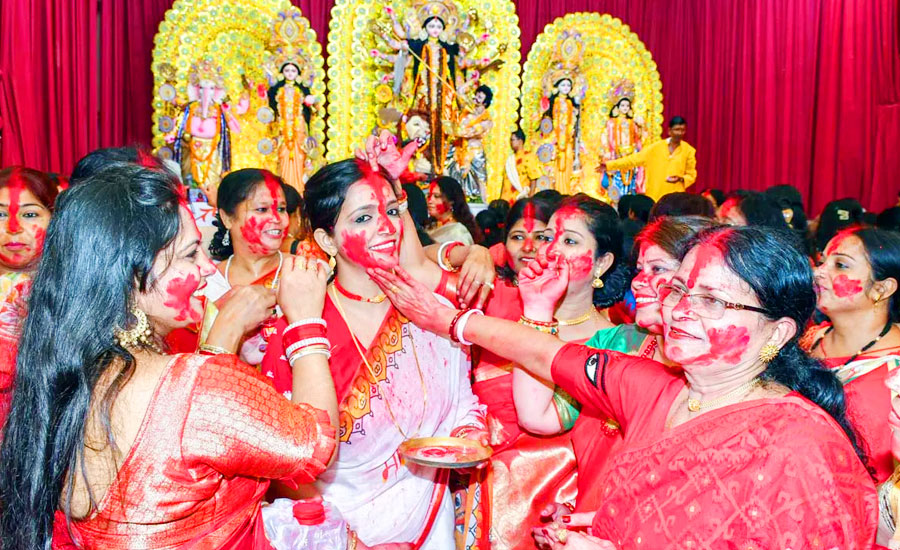 'আসছে বছর আবার হবে’: দুর্গার বিদায় বেলায় সিদুঁর খেলা