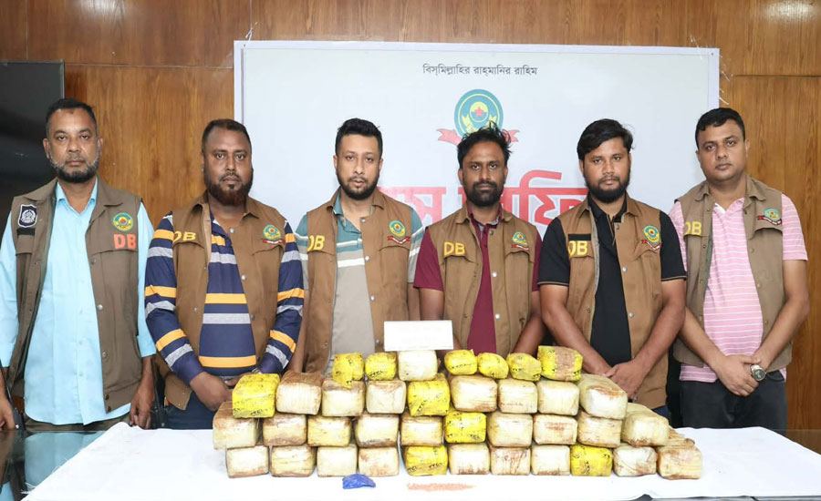 চট্টগ্রামে ট্রাকের পাটাতনের গোপন চেম্বারে ৩ লাখ ২০ হাজার ইয়াবা, চালক গ্রেপ্তার
