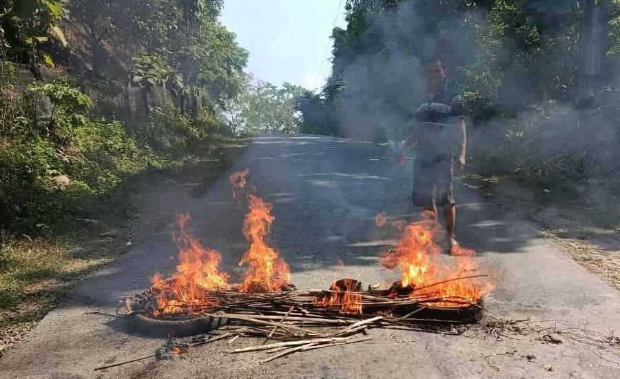 দীঘিনালা সাজেক সড়কে ফের আগুন জ্বালিয়ে পিকেটিং, বাড়ছে জনমনে উদ্বেগ