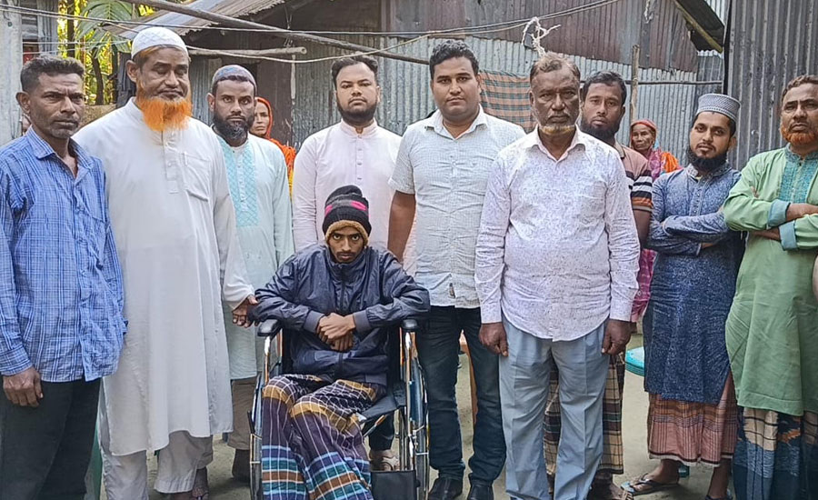 ফুলবাড়ীতে প্রতিবন্ধী নাজমুলকে হুইলচেয়ার উপহার দিলেন ইঞ্জিনিয়ার সুজা