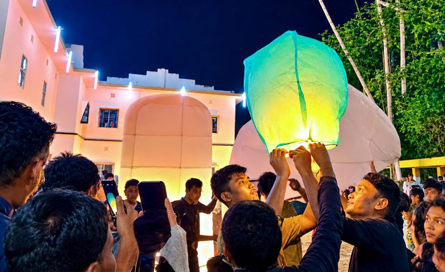 হাজারো ফানুসের আলোয় রঙিন কাপ্তাইয়ের আকাশ আনন্দ-উচ্ছ্বাসে প্রবারণা পূর্ণিমা উদ্‌যাপন