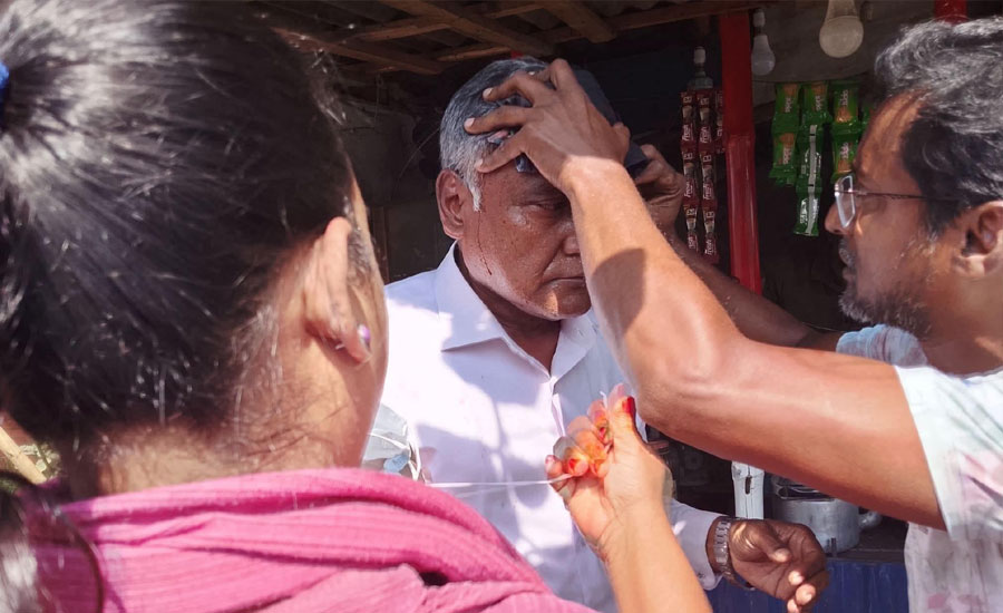 অবরোধ থামাতে গিয়ে উত্তেজিত শ্রমিকদের হামলার শিকার হুমায়ুন কবির খাঁন