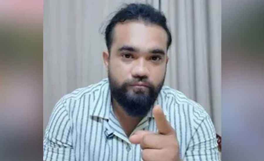 দেশেই আছেন চুমুকাণ্ডে থাপ্পড় মারা সেই রুমি, চেয়েছেন আগাম জামিন