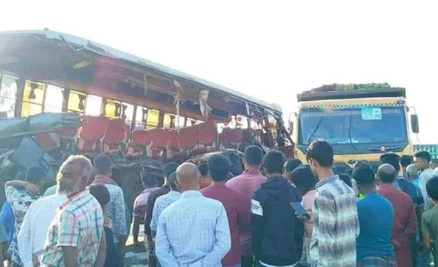 রংপুরে থেমে থাকা ট্রাকে বাসের ধাক্কা, নিহত ৩