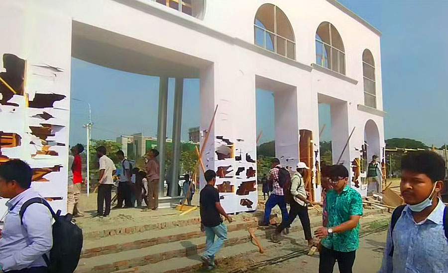 সচিবালয় স্থানান্তরের সিদ্ধান্ত: বাণিজ্য মেলার মাঠে শেকৃবি শিক্ষার্থী‌দের ভাঙচুর