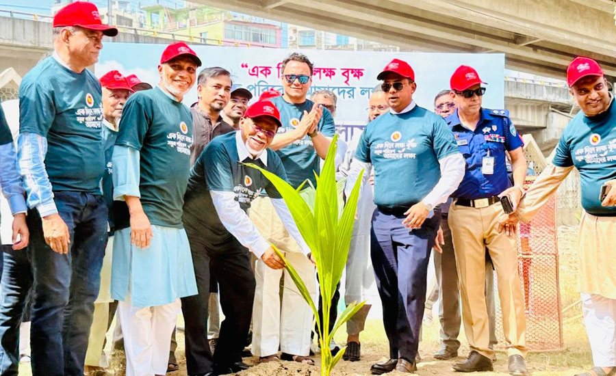 চট্টগ্রামে ১৫ হাজার মানুষ নিয়ে এক দিনে লাখ গাছ রোপণ 