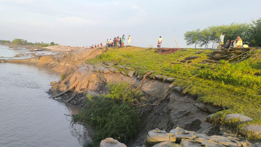 সাতক্ষীরার খোলপেটুয়ার গ্রাসে ৩০০ ফুট বেড়িবাঁধ, প্লাবনের আতঙ্কে উপকূলবাসী