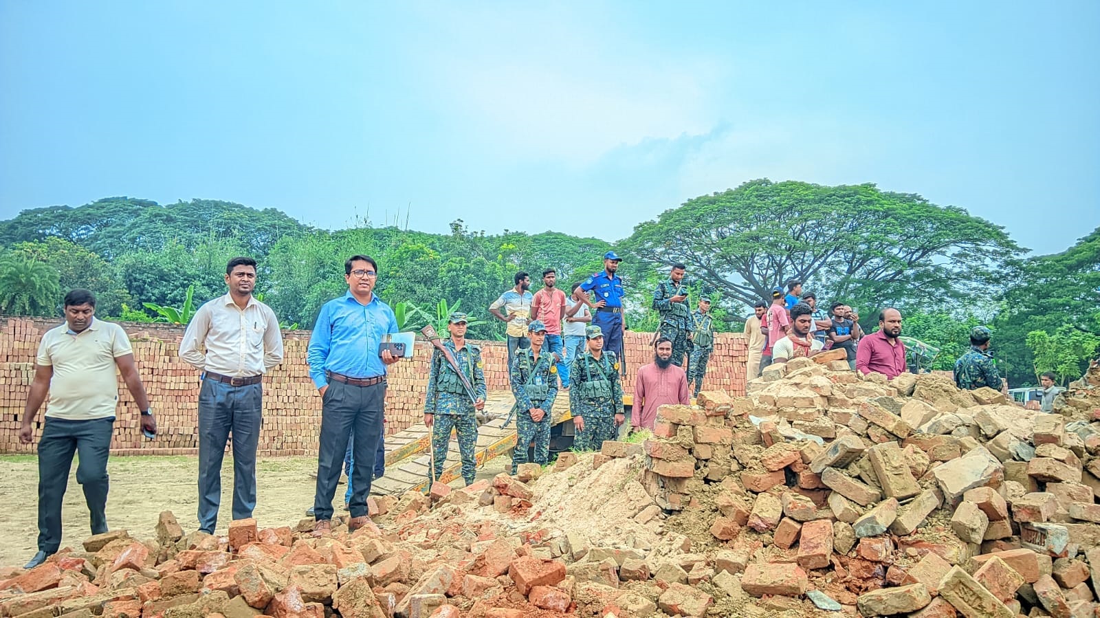 দামুড়হুদায় অবৈধ দুই ইটভাটা গুঁড়িয়ে দিল প্রশাসন