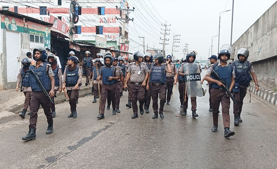 গাজীপুরে বেতন বৃদ্ধির দাবিতে শ্রমিকদের মহাসড়ক অবরোধ, টিয়ারশেল নিক্ষেপ পুলিশের