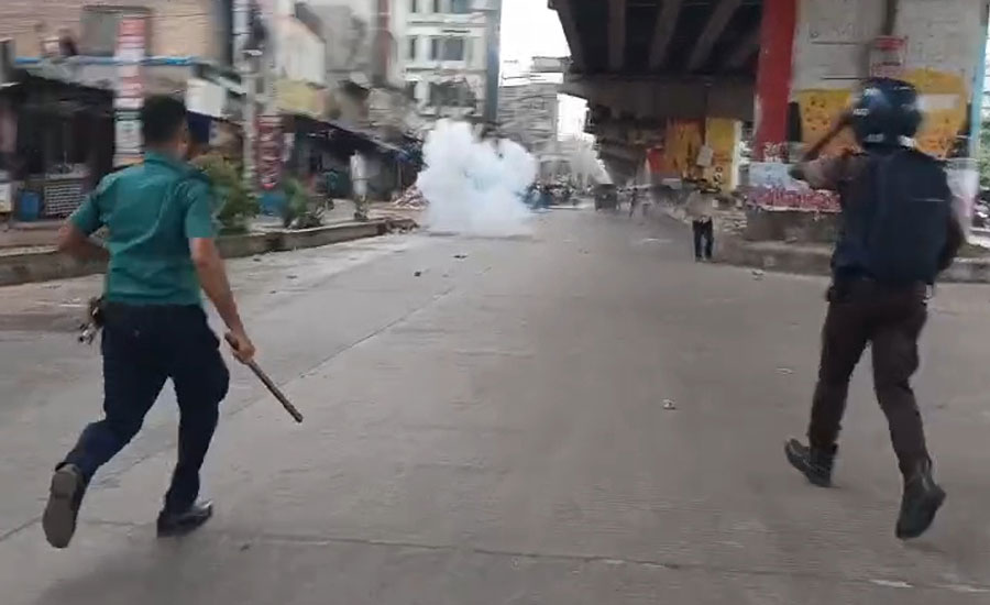 গাজীপুরে বেতন বৃদ্ধির দাবিতে শ্রমিকদের মহাসড়ক অবরোধ, টিয়ারশেল নিক্ষেপ পুলিশের