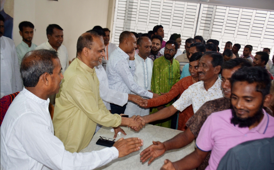 এমপি এনামুল হকের সাথে ঈদ পরবর্তী শুভেচ্ছা বিনিময় করতে নেতাকর্মীর ঢল