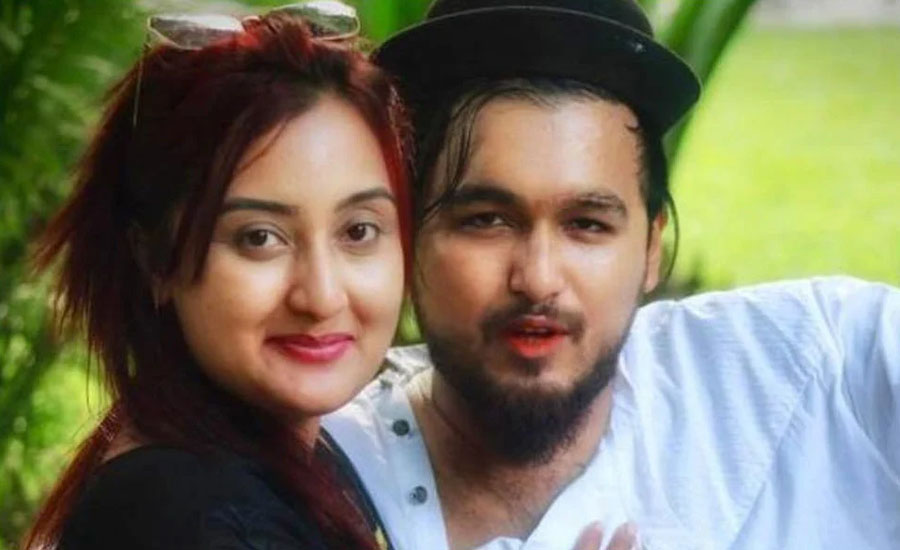 নোবেলের কাছ থেকে আলাদা থাকার কারণ জানালেন তার স্ত্রী