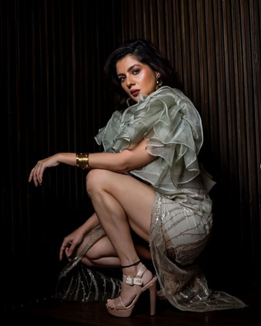 খোলামেলা পোশাকে পায়েলকে দেখেই ঘাম ঝরল পুরুষ ভক্তদের