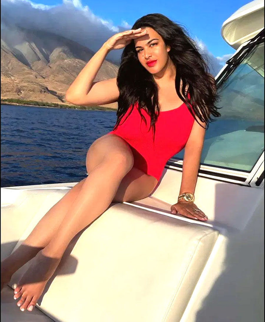 রূপের দিক থেকে অভিনেত্রীদেরও টেক্কা দিবে সঞ্জয় দত্তের বড় মেয়ে