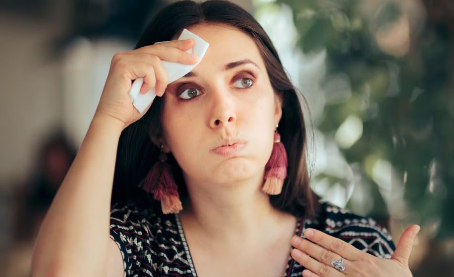 বাড়ি থেকে বেরোলেই দরদর করে ঘাম ঝরছে, ত্বকের যত্ন নেবেন কী ভাবে?