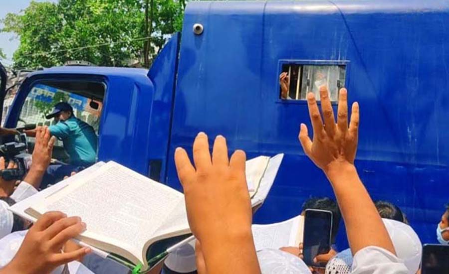 প্রিজন ভ্যান থেকে অনুসারীদের যে বার্তা দিলেন মামুনুল হক