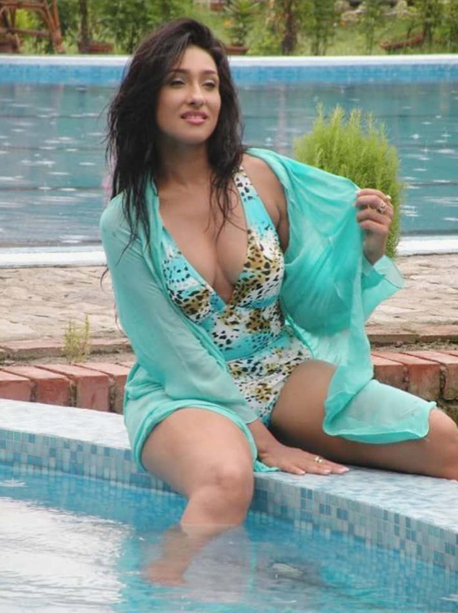 বিকিনি পরা ছবি পোস্ট, ট্রলের শিকার ঋতুপর্ণা