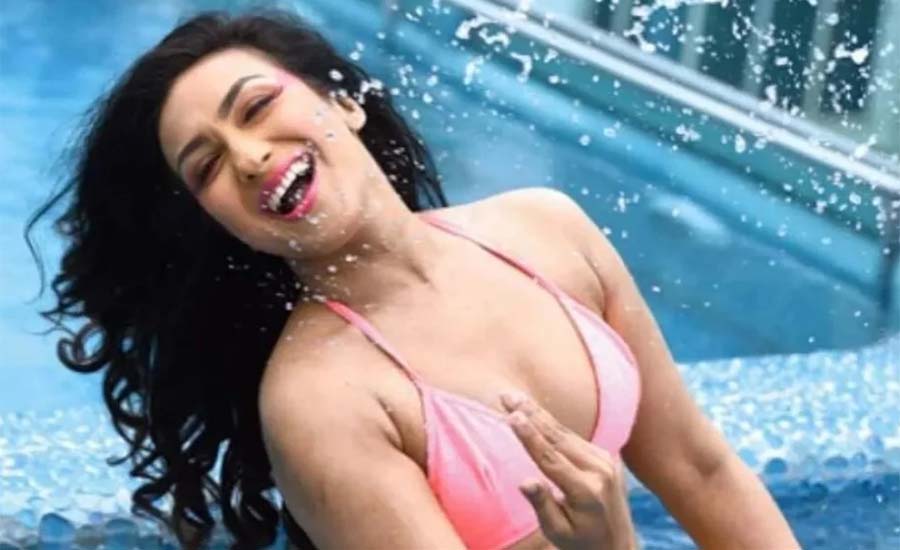 বিকিনি পরা ছবি পোস্ট, ট্রলের শিকার ঋতুপর্ণা