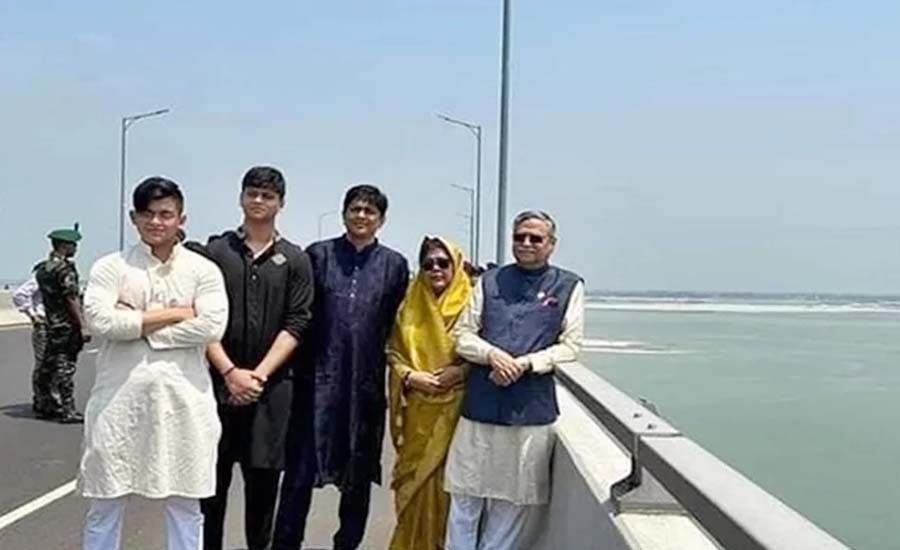 পদ্মা সেতুতে দাঁড়িয়ে ছবি তুললেন রাষ্ট্রপতি