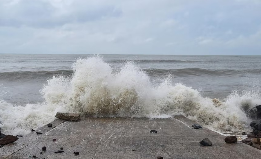 মোখার প্রভাবে হাতিয়ায় বৃষ্টি, সাগর উত্তাল