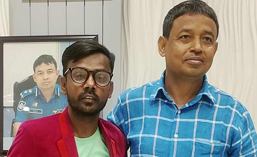 রিজভীর বিরুদ্ধে অভিযোগ নিয়ে ডিবি কার্যালয়ে হিরো আলম (ভিডিও)