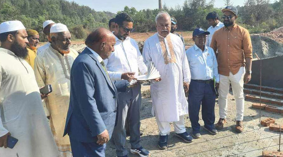 চট্টগ্রাম মহানগরীর কাট্টলীতে অস্থায়ী স্মৃতিসৌধের কার্যক্রম পরিদর্শনে জেলা প্রশাসক