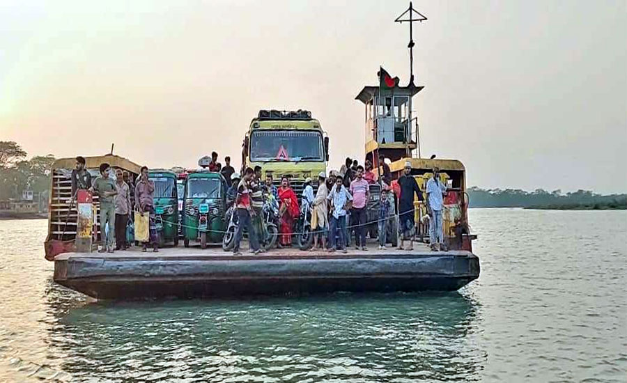 সেতুর অভাবে ৮ লাখ মানুষের ভোগান্তি, ফেরি ও ট্রলার একমাত্র ভরসা