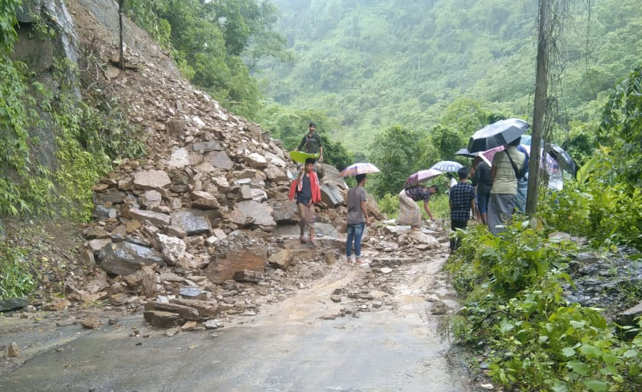 বান্দরবানে টানা ভারী বর্ষণে পাহাড় ধসের আশঙ্কা, ঝুঁকিতে ৪০ হাজার পরিবার বান্দরবানে টানা ভারী বর্ষণে পাহাড় ধসের আশঙ্কা, ঝুঁকিতে ৪০ হাজার পরিবার