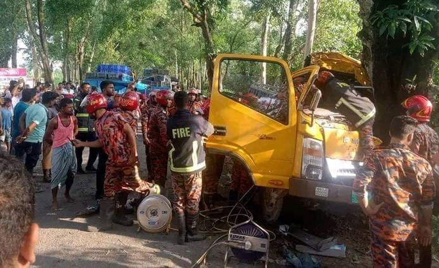 বিরলে নিয়ন্ত্রন হারিয়ে গাছের সাথে ট্রাকের ধাক্কা নিহত ১