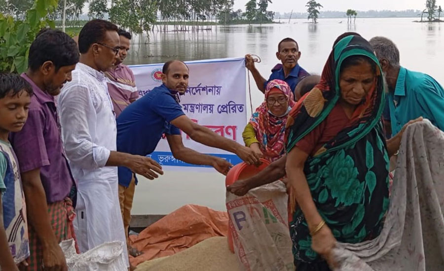 ভুরুঙ্গামারীর সোনাহাটে বন্যার্তদের মাঝে ত্রাণ বিতরণ