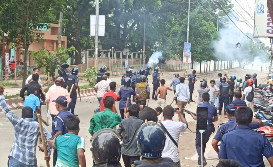 ঠাকুরগাঁওয়ে দফায় দফায় সংঘর্ষ, পুলিশের টিয়ারশেল নিক্ষেপ 