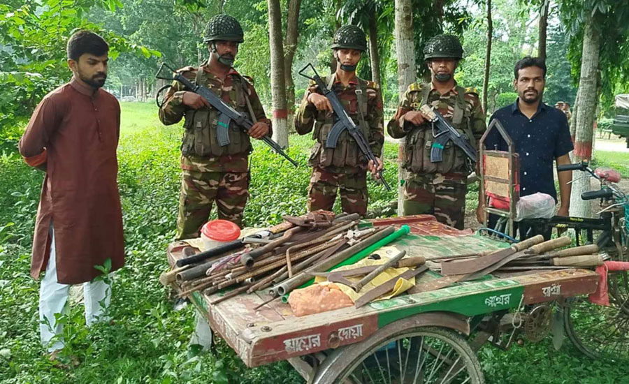 ইবি ছাত্রলীগের দখলে থাকা কক্ষে মিলল গ্রেনেড, পিস্তলসহ বিপুল দেশীয় অস্ত্র