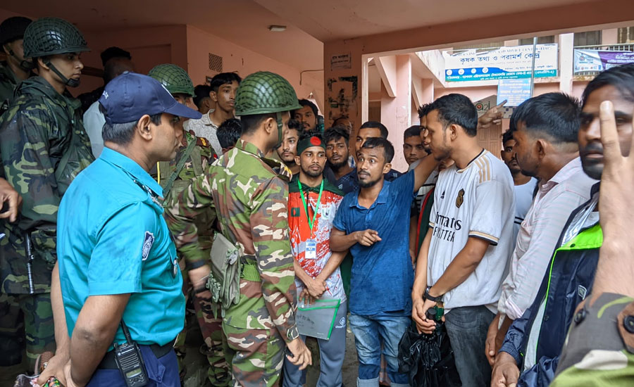 বড়উঠান ইউনিয়ন চেয়ারম্যান দিদারের  অপসারণের দাবীতে ছাত্র-জনতার বিক্ষোভ