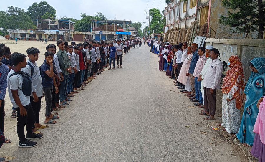 বাগমারার হামিরকুৎসা উচ্চ বিদ্য্যালয়ের প্রধান শিক্ষক'র বিরুদ্ধে মানববন্ধন ও বিক্ষোভ