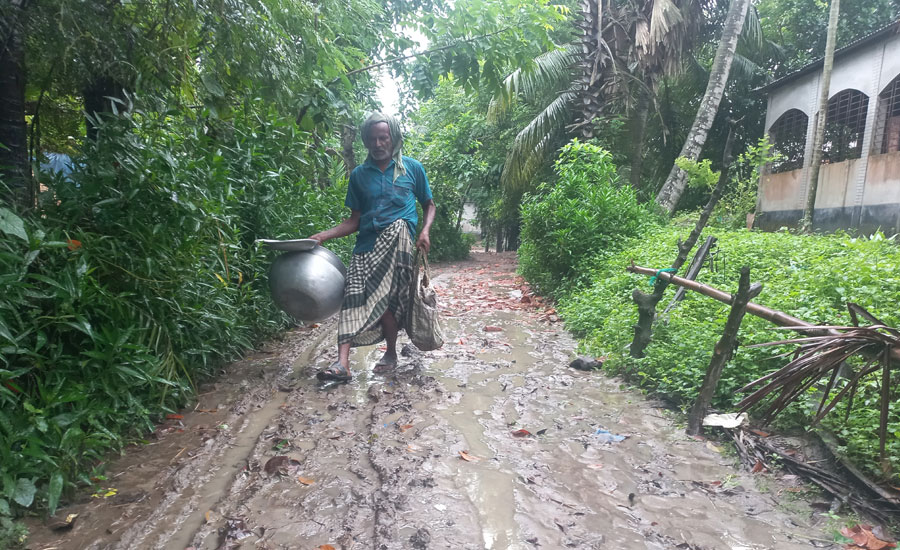 রায়গঞ্জে অল্প বৃষ্টিতেই আঞ্চলিক সড়কের বেহাল দশা