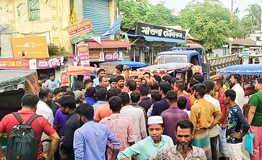 শেরপুরে রাস্তা অবরোধ করে রিক্সা ও ভ্যান চালকদের বিক্ষোভ 