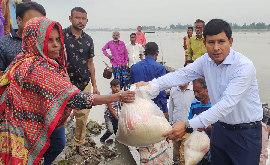 উলিপুরে নদী ভাঙ্গন ও বন্যা দুর্গত পরিবারের মাঝে খাদ্য সামগ্রী বিতরণ 