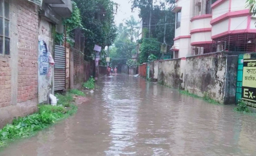 টানা বৃষ্টিতে টাঙ্গাইল পৌর এলাকায় জলাবদ্ধতা, নিমজ্জিত বসতবাড়ি 