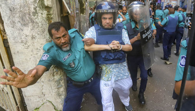 আদালত প্রাঙ্গণে পুলিশ বেষ্টনী ভেঙে সাবের হোসেনকে মারধর