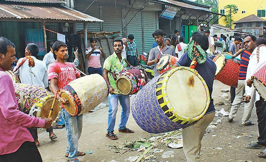 কটিয়াদিতে প্রায় ৫০০ বছরের ঐতিহ্যের ঢাকের হাট