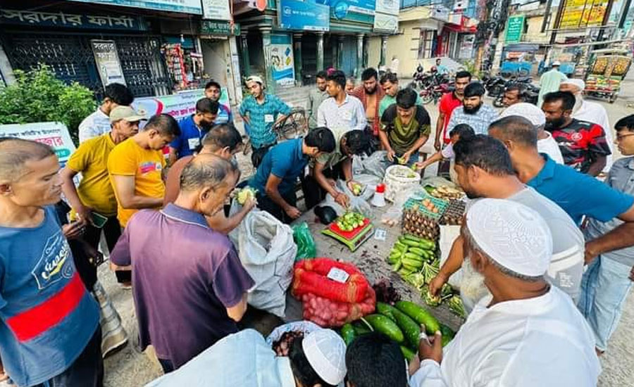 নাটোর স্বার্থ রক্ষা কমিটি'র উদ্যোগে স্বল্প মুল্যে জনতার  বাজার কর্মসূচি শুরু