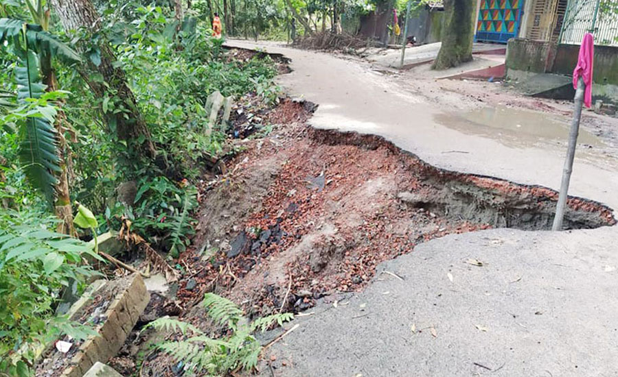 কাজিপুরে পাকা রাস্তা গুলো ভেঙে গর্তের সৃষ্টি, জন-ভোগান্তি ও দুর্ঘটনার আশঙ্কা